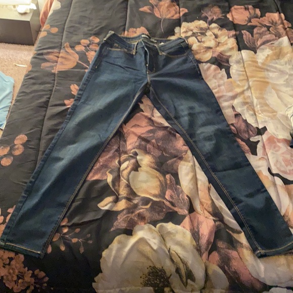 Size 8 Old Navy Rockstar Jeans - Picture 2 of 4